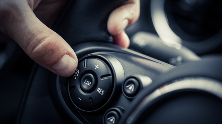 Cruise Control e Cruise Control Adattivo: Scopri le Differenze!