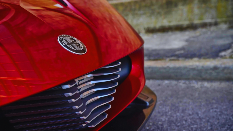 Alfa Romeo 33 Stradale: La Superstar delle Supercar Debutta con Stile e Potenza