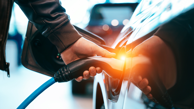 Auto a Benzina o Elettrica? Scopri quale è più Conveniente per Te!