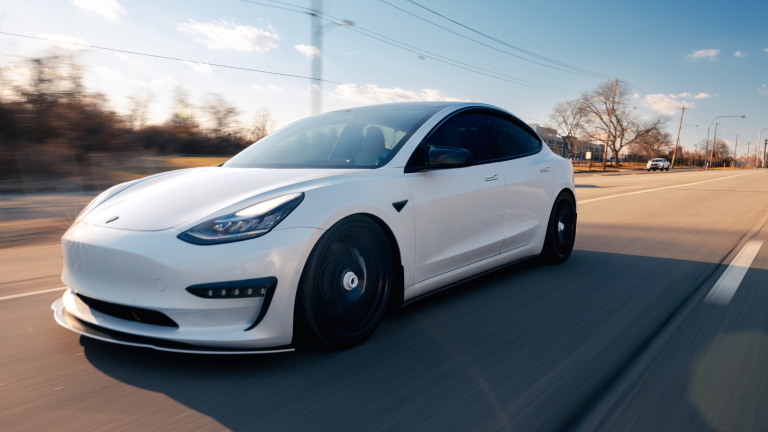 Infotainment e Guida Assistita su Auto Tesla: La Tecnologia all’Avanguardia che Rivoluziona  la Guida!